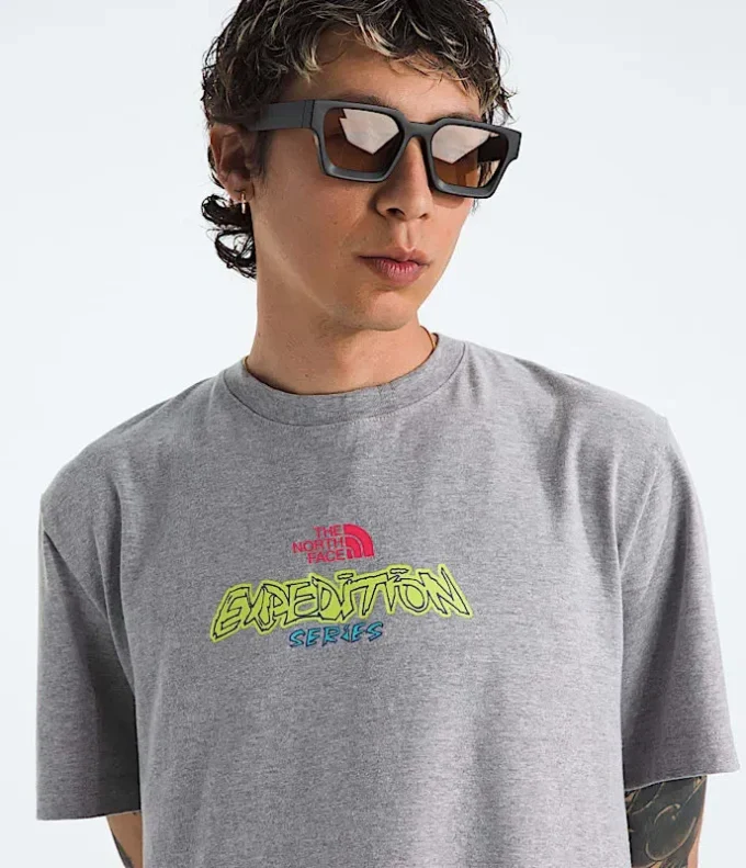 Ανδρικό κοντομάνικο μπλουζάκι TNF™ Essential Expedition Series — Γραφικό